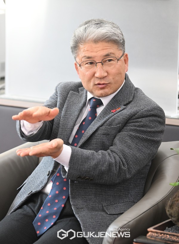 이상봉 의장은 제2공항 기본계획 고시와 관련 찬반 갈등에 대한 해법에 대해 "제2공항 개발사업의 환경영향평가는 환경부 아닌 제주도에 있기 때문에 제주도의 역할이 매우 중요하다. 환경영향평가를 해나가는 과정에서 어떤 것이 도민 이익에 부합하는지 검토하겠다"고 설명했다.[사진=제주도의회]