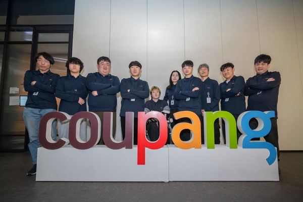 쿠팡 소속 장애인 e스포츠 선수들과 캡틴이 기념 촬영을 하고 있다.(사진제공=쿠팡)