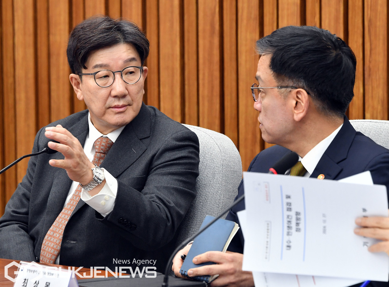 ▲권성동 국민의힘 당 대표 권한대행 겸 원내대표와 최상목 경제부총리 겸 기획재정부 장관이 27일 오전 서울 여의도 국회에서 열린 내수경기활성화 민당정협의회에서 대화를 하고 있다./사진=이용우기자