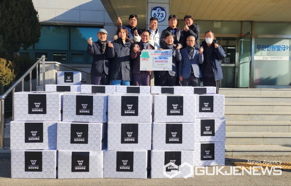 ▲이동읍 체육회와 (주)코리아푸드가 1000만원 상당의 한우 소뼈 1000kg을 기탁했다.(사진=용인시)