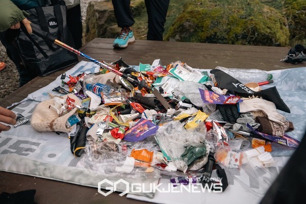한라산타 활동기간 이들은 등산 장비(밑창, 폴대 등)부터 핫팩, 과자봉지, 유리병, 페트병, 담배꽁초 등 약 20㎏가량의 쓰레기를 수거했다.[사진=제주관광공사]