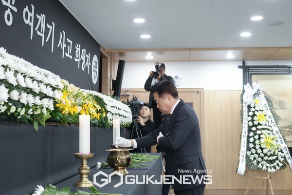 오영훈 지사는 30일 오후 2시 제주도의회 대회의실 합동분향소에서 헌화와 분향을 하며 희생자들의 명복을 빌고, 이번 사고로 희생된 도민들에 대한 장례 등 필요한 행정절차를 최대한 지원하겠다고 밝혔다[사진=제주도]