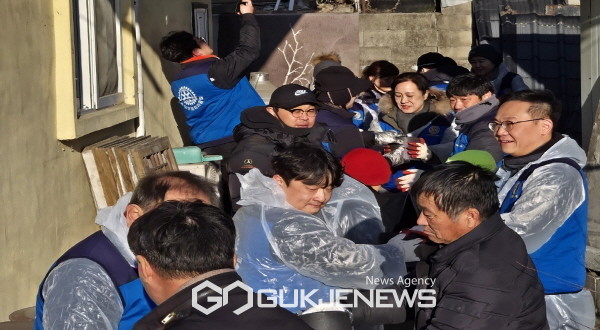 영주중앙로타리클럽 회원들이 소외계층 가구에 연탄을 배달하고 있다