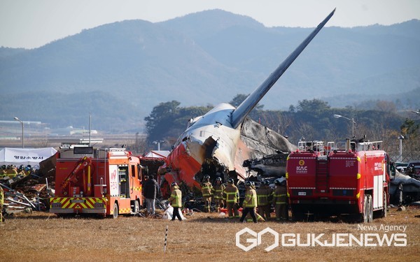 지난 29일 오후 전남 무안군 무안국제공항에서 발생한 제주항공 여객기 폭발 사고 현장에서 소방대원들이 분주하게 움직이고 있다. ⓒ 국제뉴스