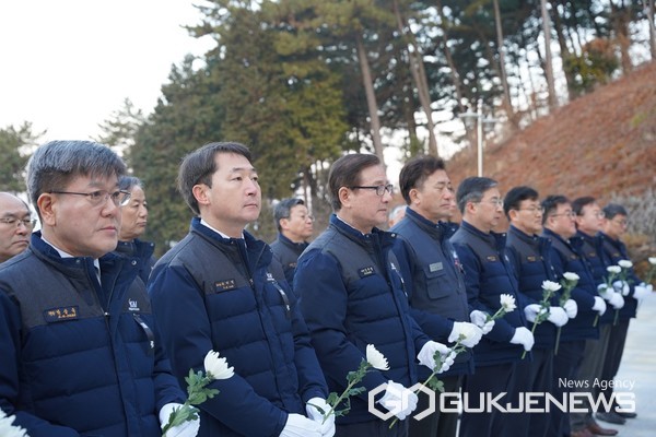 (사진제공=KAI)강구영 사장을 비롯한 KAI 임직원들이 사천 호국공원 충혼탑을 참배하고 있다
