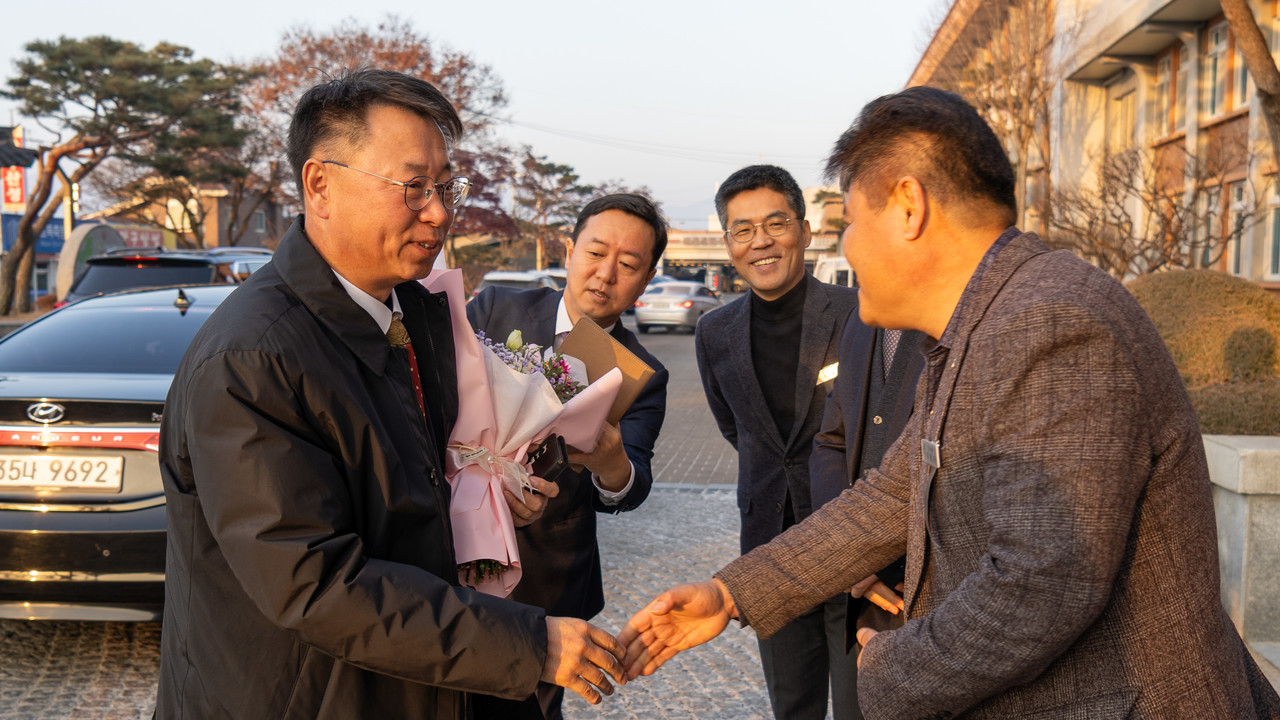 허창덕 금산부군수가 2일 금산군청에 첫 출근하고 있다(금산군청)