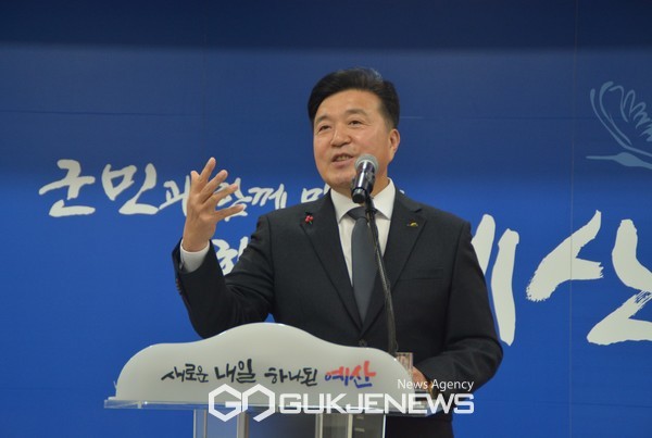 최 재구 에산군수가 6일 오전 11시 신년 언론인 간담회를 갖고 2025년도 군정 운영 방향 및 주요 계획을 밝혔다/박의규 기자