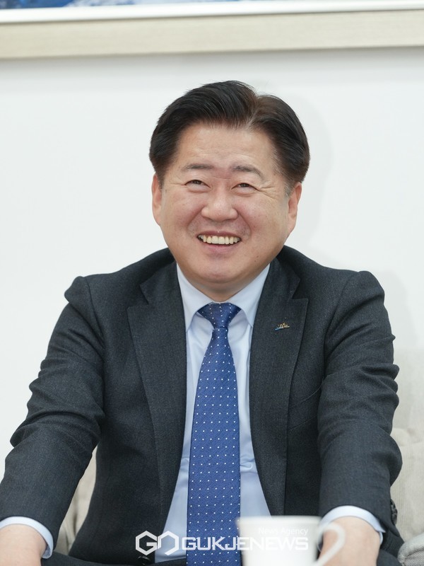 오영훈 제주도지사는 최근 국제뉴스와 가진 신년대담을 통해 "푸른 뱀의 해 을사년이 도민 여러분의 희망과 꿈이 실현되는 빛나는 한 해가 되기를 기원한다"며 "제주도정이 늘 곁에 함께하겠다"고 밝혔다.[사진=제주도]