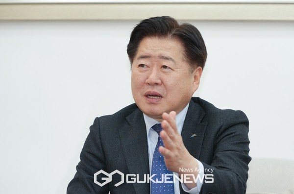 오영훈 제주도지사는 최근 국제뉴스와 가진 신년대담을 통해 "민생경제 구석구석으로 성과가 퍼질 수 있도록 재정을 과감하게 투입해 내수를 살리고 소상공인에 대한 지원을 강화하겠다"고 밝혔다.[사진=제주도]