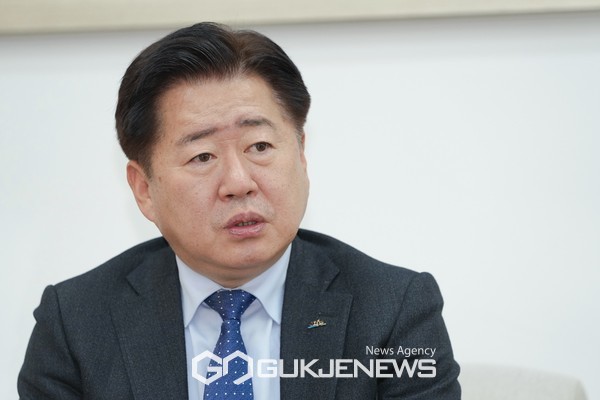 오영훈 제주도지사는 최근 국제뉴스와 가진 신년대담을 통해 새해 도정 살림에 대해 "도민의 삶의 지켜내기 위해 과감하게 재정지출을 늘렸다"며 "과감한 재정 투입으로 지역경제의 역동성을 살려낼 것"임을 강조했다.[사진=제주도]