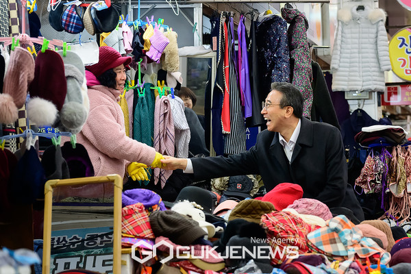 오순문 서귀포시장이 지난달  28일부터 6일까지 서귀포향토오일시장과 명동로 상점들을 돌며 얼어붙은 소비심리 속 민생경제 현장의 목소리를 청취하는 소통행보를 이어갔다.[사진=서귀포시청]