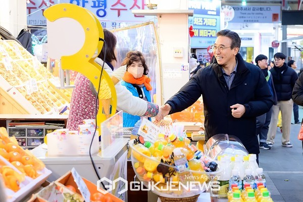 오순문 서귀포시장은 위축된 지역경제 소비촉진을 위해 오는 1월 한달간 주 2회 골목상권을 찾아 식사하고 영수증 리뷰를 남기는 등  ‘화목한 골목식당 가는 날’도 운영하기로 했다.[사진=서귀포시청]