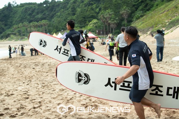 고, 드론구조대·서프구조대를 발대하여 국민 참여를 확대했으며, 제주도 교육청과 협업하여 도내 총 5개 학교, 381명 대상으로 바다 생존 수영을 전국 최초로 실시했다.[사진=제주해양경찰청]
