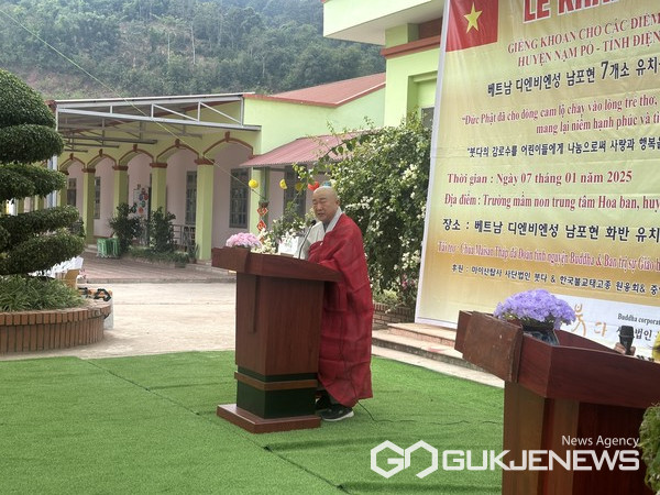 남포현 화반유치원 본교에서 베트남 디엔비엔성 지역 7개소 유치원의 지하관정 식수개발 준공식에서 인사말을 전하는 마이산 탑사 주지 진성스님 / 사진 = 김영재 기자