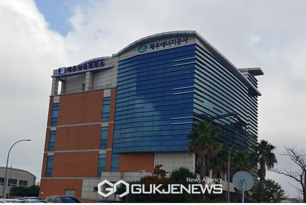 제주에너지공사가 도내 공기업 최초로 기획·추진한 국민참여형 캠페인인 ‘국민참여 골목상권 기 살리기 캠페인’을 통해 전통시장 활성화에 기여한 공로를 인정받아 제주지사 표창을 수상했다.