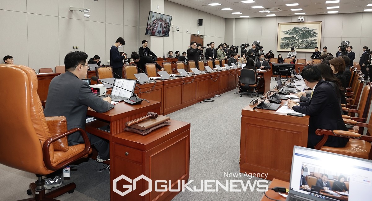 ▲8일 오전 여당 의원들이 불참한 국회 운영위원회 전체회의에서 '12·3 계엄 사태' 관련 현안 질의 증인으로 채택된 대통령실 정진석 비서실장, 박종준 경호처장 등 불출석 증인들의 자리가 비어 있다. /사진=원명국 기자