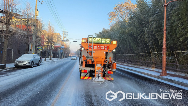 (사진제공=진주시) 진주시가 8일 오전에 눈이 내리자 시민불편 최소화와 안전을 위해 제설작업을 벌이고 있다.