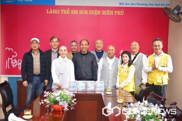 사단법인 붓다와 원융승가회 소속 스님들이 베트남 디엔비엔성 SOS 어린이 빌리지를 방문했다. / 사진 = 법보신문 제공