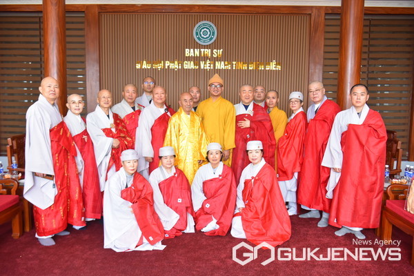원융승가회 소속 스님들과 베트남 영광사 총무 틱륵한 스님 / 사진 = 법보신문 제공