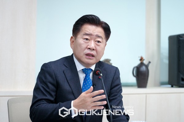 오영훈 제주도지사는 9일 오전 제주도청 출입기자들과 가진 간담회에서 최근 무안공항에서 발생한 제주공항 항공기 참사 원인으로 제기되고 있는 버드스트라이크와 관련 제주 제2공항도 철새 도래지에 대한 철저한 검증이 이뤄질 것 이라고 밝혔다.[사진=제주도]