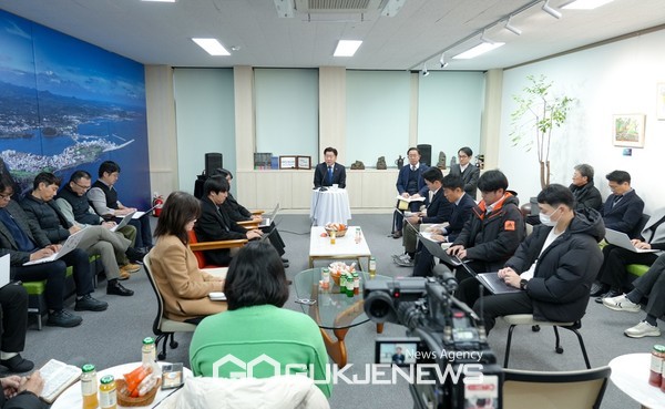 오영훈 제주도지사는 9일 오전 제주도청 출입기자들과 가진 간담회에서 최근 무안공항에서 발생한 제주공항 항공기 참사 원인으로 제기되고 있는 버드스트라이크와 관련 제주 제2공항도 철새 도래지에 대한 철저한 검증이 이뤄질 것 이라고 밝혔다.[사진=제주도]