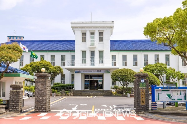 제주시는 2025년도 야생동물 피해 예방시설 지원사업을 오는 22일까지 신청을 받는다. 신청 농가의 피해 상황에 따라 노루망, 방조망 등 시설을 설치하면 소요 비용의 80%, 농가당 최대 300만 원까지 지원받을 수 있다.[사진=제주시청 전경]