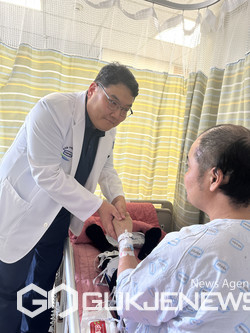 ​외상외과 김마루 교수와 환자.(사진제공.성모병원)​