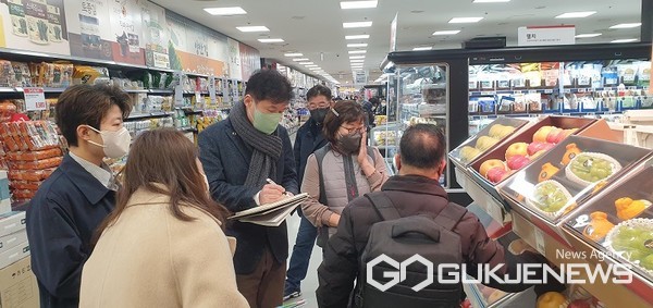 지난해 과대포장 및 분리배출 표시 합동점검(사진=충주시)