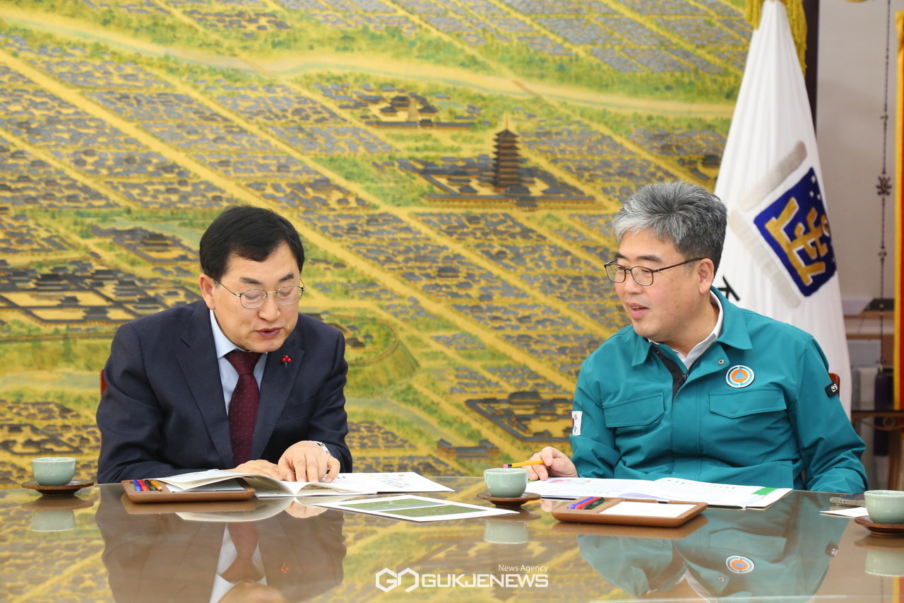 (제공=경주시) 지난해 12월, 소나무재선충병 방제전략을 논의하고 있는 주낙영 경주시장과 임상섭 산림청장