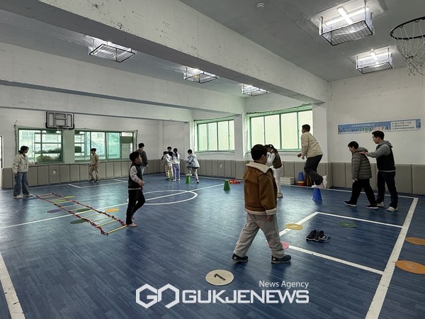 제주시교육지원청(교육장 강승민) 특수교육지원센터는 오는 24일까지 제35회 겨울 계절학교푸른 솔 사랑학교를 2주 동안 오전 10시부터 12시까지 관내 유·초·중학교 특수교육대상학생 100명을 대상으로 운영한다.[사진=제주시교육지원청]