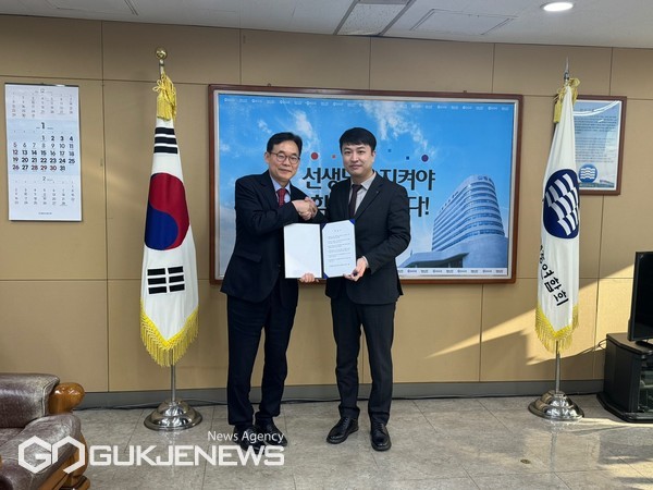 강주호 신임 한국교총회장(오른쪽)에게 '정책 제안 의견서' 전달하고 있는 전영근 부산시교육감 예비후보/제공=전영근 예비후보사무실