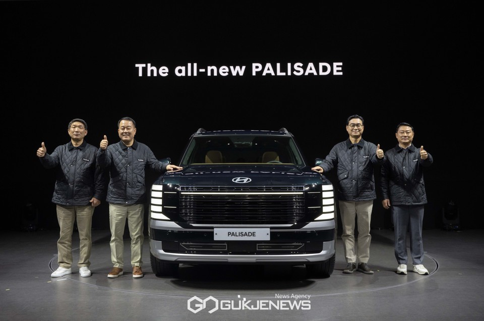 사진/왼쪽부터 문용문 금속노조 현대차지부장, 대표이사 이동석 사장, 국내사업본부장 정유석 부사장, 박성열 현대차지부 판매위원회 의장