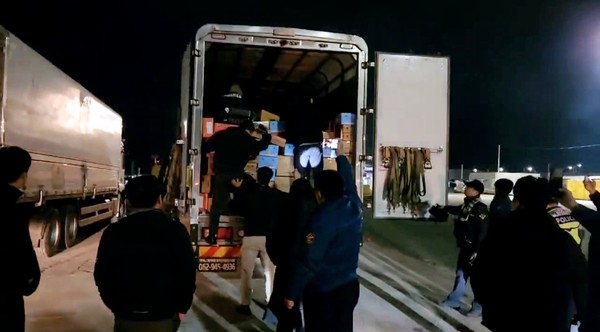 제주출입국 관리사무소 직원들과 제주해경이 밀입국을 시도하던 베트남인들이 숨어있던 화물차량 수색을 위해 화물칸으로 올라서고 있다. /사진=독자제공 