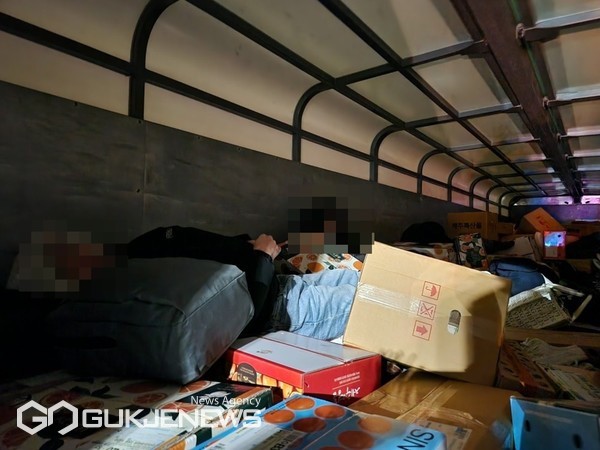 제주에 무사증으로 입국한 뒤, 트럭 화물칸에 숨어 제주를 이탈하려고 시도한 베트남인 11명과 한국인 운반책 1명도 함께 붙잡아 조사중에 있다.[사진=독자제공]