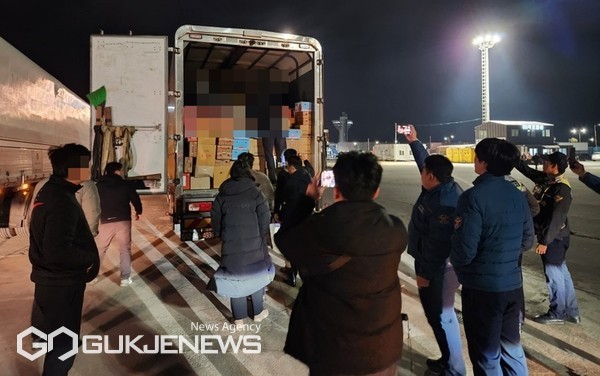 제주에 무사증으로 입국한 뒤, 트럭 화물칸에 숨어 제주를 이탈하려고 시도한 베트남인 11명과 한국인 운반책 1명도 함께 붙잡아 조사중에 있다.[사진=독자제공]