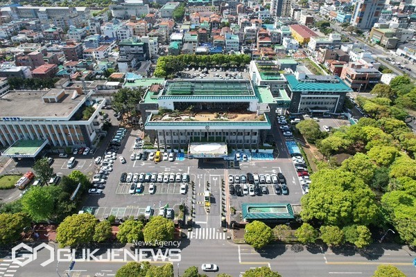 제주도는 자전거 보급 확대를 통한 친환경 교통수단 활성화를 위해 전도민을 대상으로 전기자전거 구입 보조금 지원사업을 실시한다.[사진=제주도 전경]