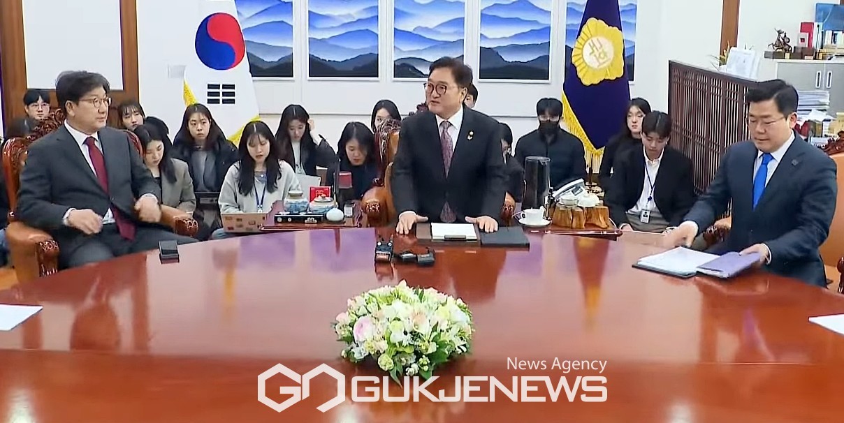 ▲우원식 국회의장은 17일 오후 권성동 국민의힘 원내대표와 박찬대 더불어민주당 원내대표 등 여야 원내대표 회동을 주재하며 비상계엄 사태 관련 특검법을 오늘 중으로는 꼭 여야가 합의할 수 있도록 최선을 다 할 것이라고 모두발언을 하고 있다./사진=이용우 기자