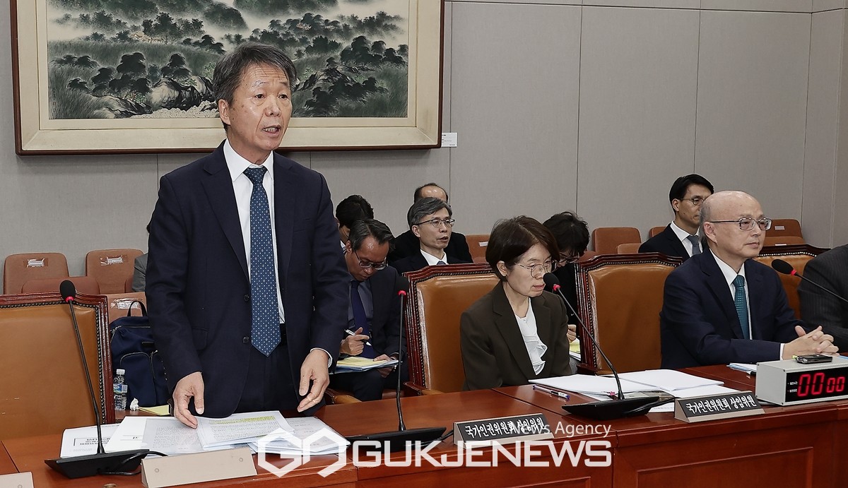 ▲김용원 국가인권위원회 상임위원이 17일 오후 서울 여의도 국회 운영위원회 전체회의에서 박찬대 위원장이 뒷자리로 옮길 것을 요구하자 "차라리 퇴장 시켜 달라"고 말하고 있다.  /사진=원명국 기자