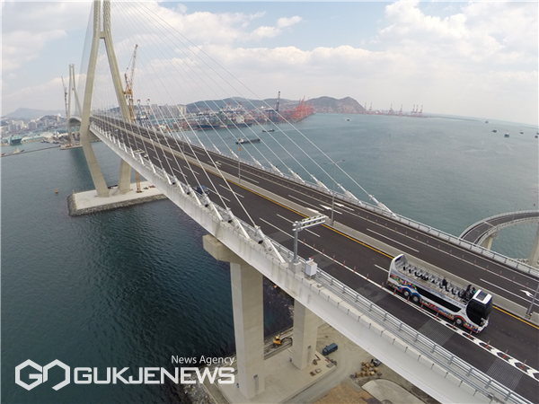 부산시와 부산관광공사가 설 연휴 기간 외국인 유학생 50여 명을 대상으로 '부산시티투어 설맞이 특별 프로그램'을 진행한다/제공=부산시
