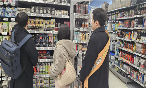 서울시, 자치구, 한국환경공단이 설 명절을 앞두고 이마트 역삼점에서 과대포장 합동 점검을 실시하고 있다.(사진/ 지난 24년 1월 29일/ 서울시 제공)