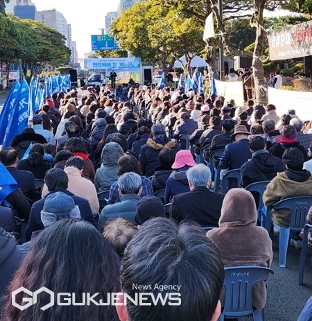 =제주평화인권헌장 폐지 제주도민연합이 제주평화인권헌자 결사 반대를 위한 시위가 계속 이어지고 있는 가운데 지난 19일 제주도청 앞에서 제주평화인권헌장 폐지를 촉구하고 나섰다.[사진=제주평화인권헌장 폐지 제주도민연합]