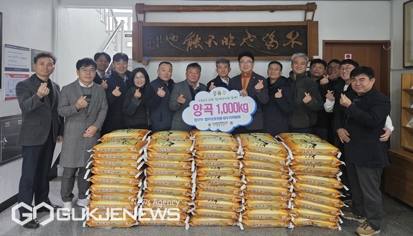 법무부 법무보호위원 테우리위원회(회장 류성필)는 지난 17일 한국법무보호복지공단 제주지부를 방문해 법무보호대상자들을 위해 양곡 1,000KG를 전달했다.[사진=한국법무보호복지공단 제주지부]