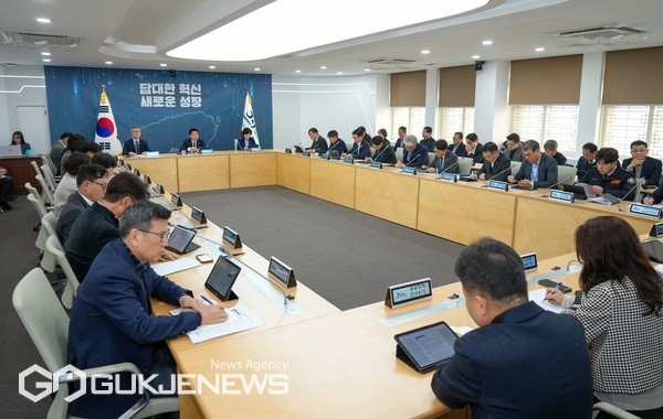 오영훈 지사는 “19일 새벽 내란 우두머리 윤석열에 대한 구속영장이 발부되어 헌정 사상 최초로 현직 대통령이 구속되는 상황이 벌어졌다”면서 “대한민국의 국격 훼손에 대한 책임은 전적으로 당사자에게 있다”고 말했다.[사진=제주도]