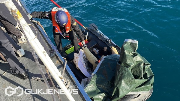 고무보트 검문검색 (중국인4명 승선확인) 모습/제공=부산해경