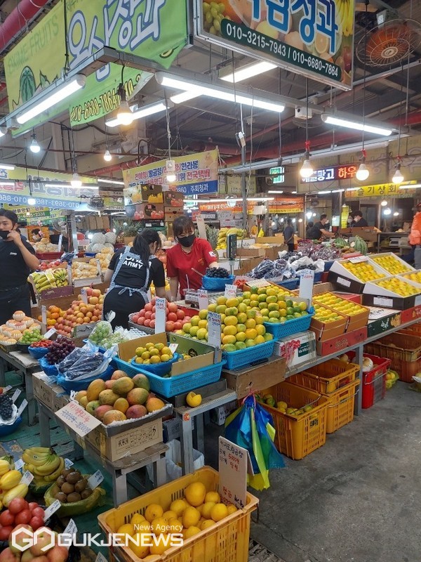 20일 제주상공회의소에 따르면 도내 전통시장 제수용품 가격을 조사한 결과, 4인 가족 기준 비용이 33만7750원으로 지난해 33만1510원 대비 1.8% 오를 것으로 조사됐다.  지난해에도 과일값 폭등 등으로 차례상 비용 부담이 컸지만, 올해에는 작년보다도 더 커졌다.[사진=국제뉴스 제주본부 DB]