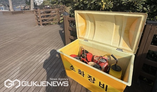 서귀포시가 화재 발생시 산불진화차 및 소방차량 진입불가로 초기진화에 어려움이 있는 산불취약지 새섬과 서건도에 일반인도 쉽게 사용할 수 있는 산불진화장비(2개소, 등짐펌프 25개, 소화기 5개)를 배치해 산불·화재 예방에 총력을 다할 예정이다.[사진=서귀포시청]