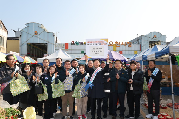 포항시의회 김일만 의장은 20일 오전 오천시장을 찾아 민생안정 및 서민경제 살리기를 위한‘전통시장 릴레이 장보기 챌린지’에 동참했다. (사진 = 포항시)