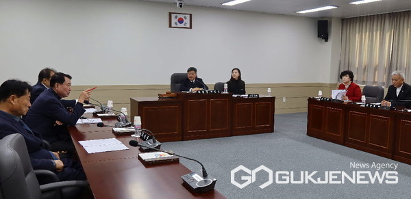 의령군의회 인사청문특별위원회(위원장 주민돈)에서 토요애유통(주) 대표이사 오재덕 후보자에 대한 검증을 하고 있다.