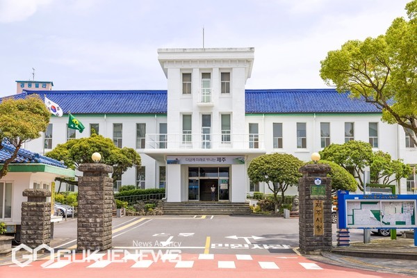 제주시는 자동차 배출가스로 인한 대기오염을 줄여 쾌적한 환경을 조성하기 위해 노후 자동차 및 건설기계 조기폐차 보조금 지원사업을 확대 적용한다.[사진=제주시청사]