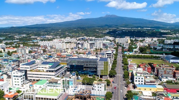 서귀포시는 시민 및 관광객들이 안전하고 건강하게 설 명절을 보낼 수 있도록 설 연휴 기간동안 식중독 비상대책반을 운영한다.[사진=서귀포시청 전경]